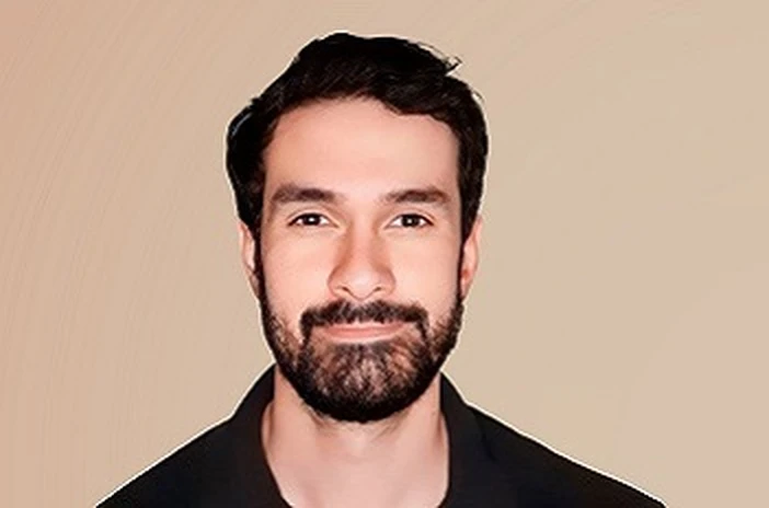 Um retrato de um funcionário ou membro da equipe, com um fundo neutro.
