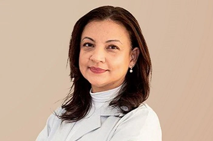 Um retrato de um funcionário ou membro da equipe, com um fundo neutro.
