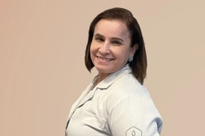 Um retrato de um funcionário ou membro da equipe, com um fundo neutro.