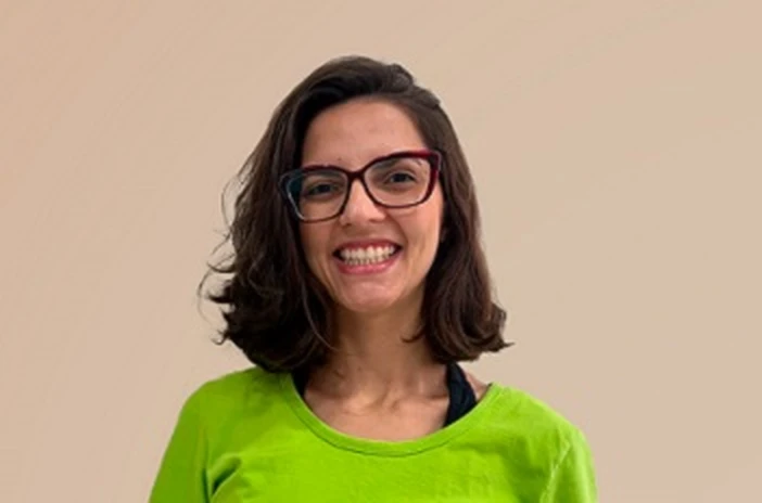 Um retrato de um funcionário ou membro da equipe, com um fundo neutro.
