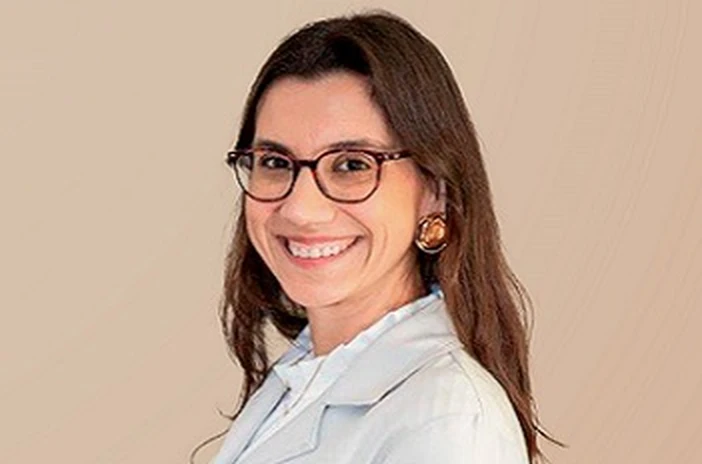Um retrato de um funcionário ou membro da equipe, com um fundo neutro.